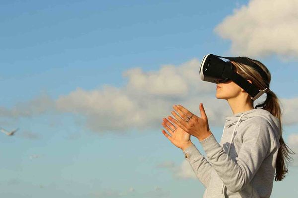 Virtual Reality Headset for iPhone: What Can Users Expect